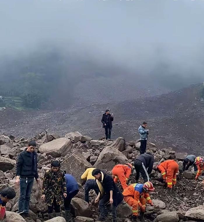 现场画面曝光！四川宜宾市山体滑坡已致30余人失联！亲历者：我跑得快，家里有3人被埋（组图） - 1