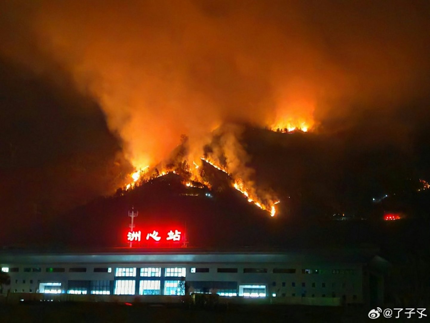 清远高铁站附近突发山火，火势燃烧猛烈！官方：暂未影响铁路行车（组图） - 2