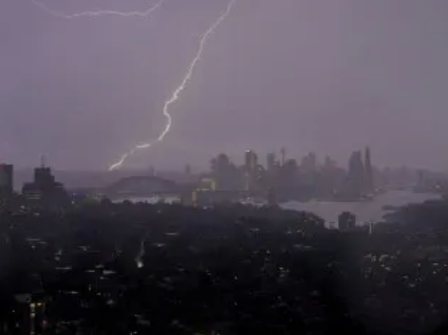 今天，整个悉尼都乱套了！洪水淹了半个城市， 有人不幸死亡！全城火车停运，飞机也无法降落...（组图） - 1