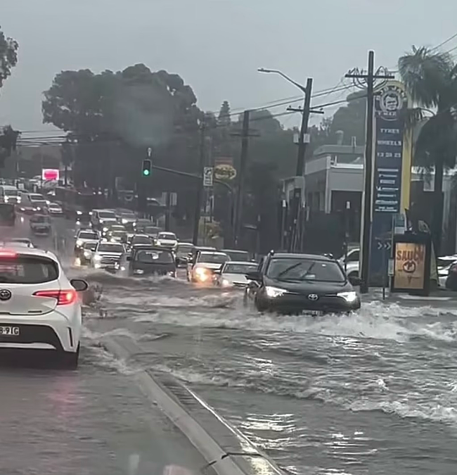 今天，整个悉尼都乱套了！洪水淹了半个城市， 有人不幸死亡！全城火车停运，飞机也无法降落...（组图） - 11