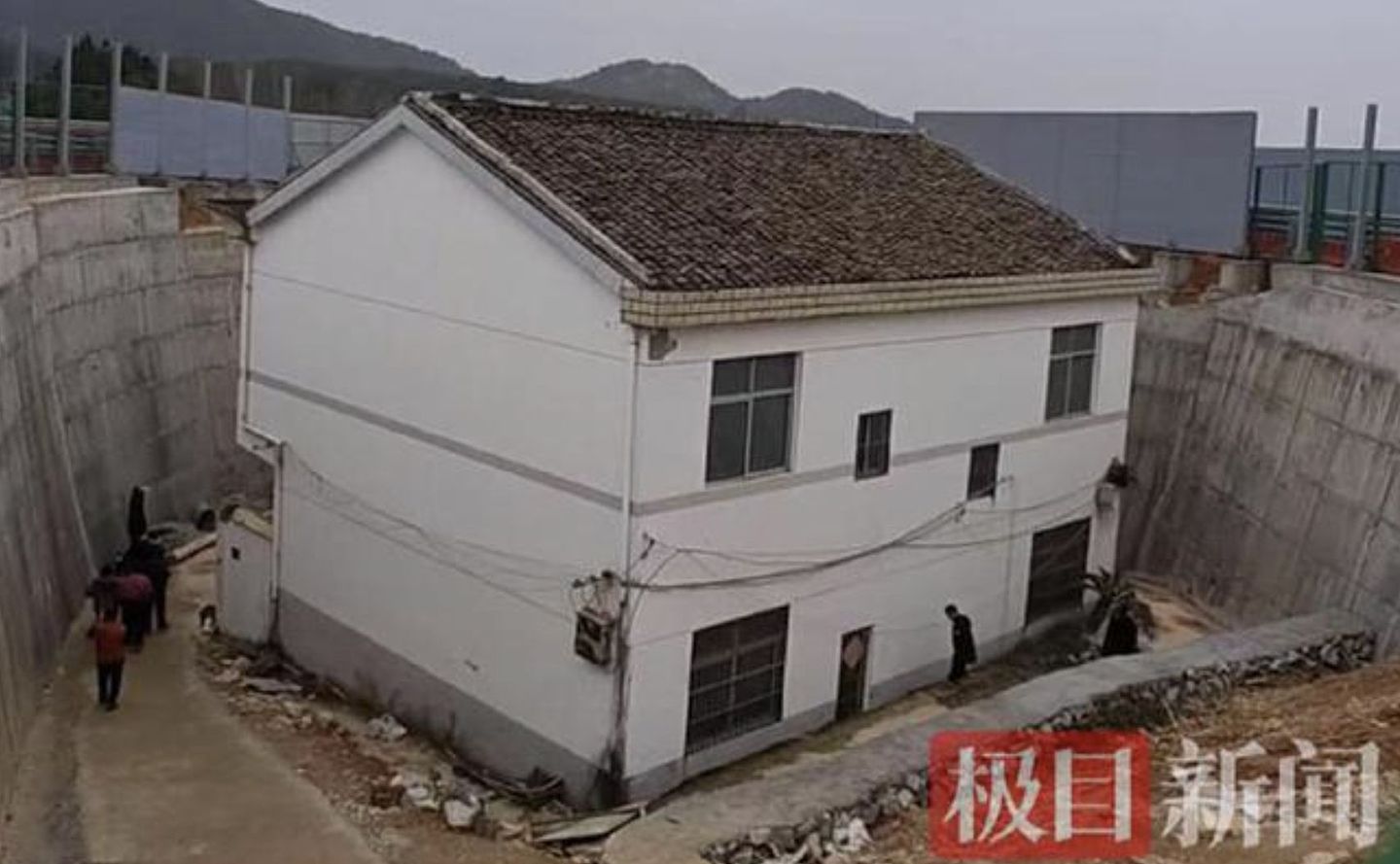 江西最强钉子户公路绕道围住它，72岁屋主不满补偿仍住屋内（组图） - 2