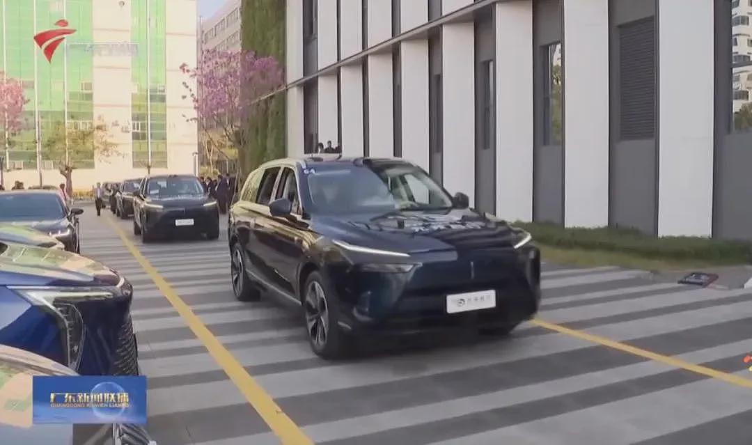 广东省长试乘自动驾驶车，还给机器人递了矿泉水（组图） - 2