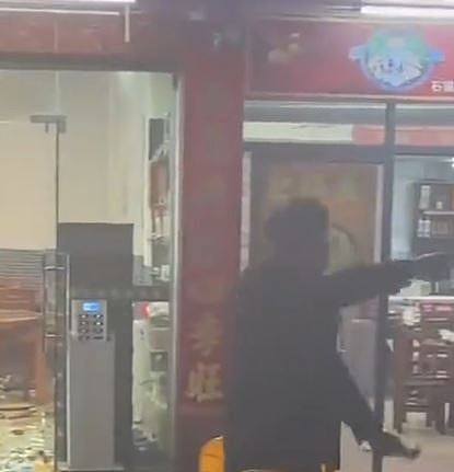 深圳保安饮醉酒变“古惑仔”，饭店疯狂打砸数分钟被刑拘（视频/组图） - 4