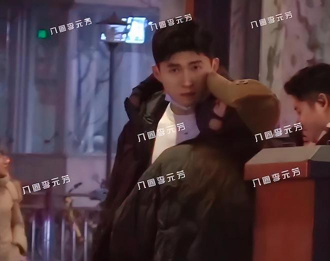 33岁杨采钰被曝怀孕，和刘亦菲干爹分开后当街亲吻，男友正面好帅（组图） - 4