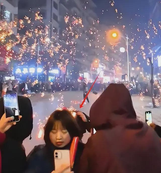 四川打铁花表演溅到人群后续：人群越过警戒线，当地人晒头皮被烫（组图） - 15