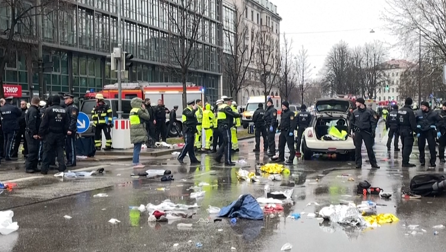 汽车疯狂冲撞千人集会，28人被撞飞！满地血迹狼藉，幸存者发抖哭泣（组图） - 1