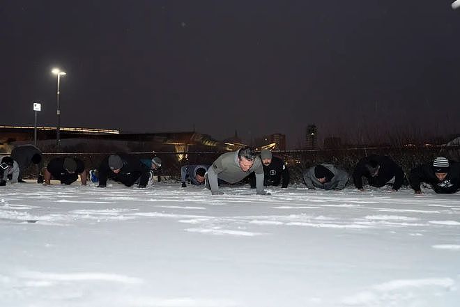 44岁美国防长穿短裤雪中锻炼，媒体前展示力量（组图） - 2