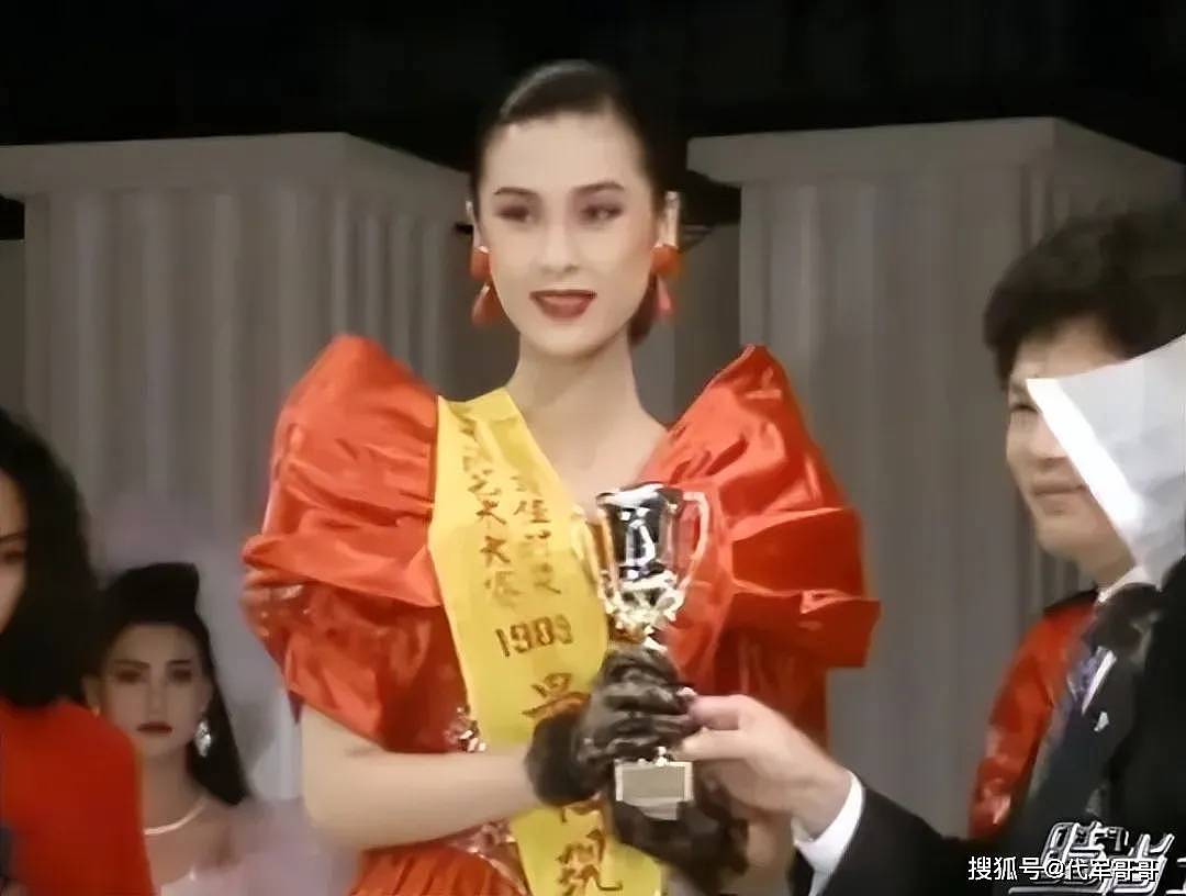 她是“中国第一代超模”，颜值气质不输李嘉欣，美到令人不敢直视（组图） - 6