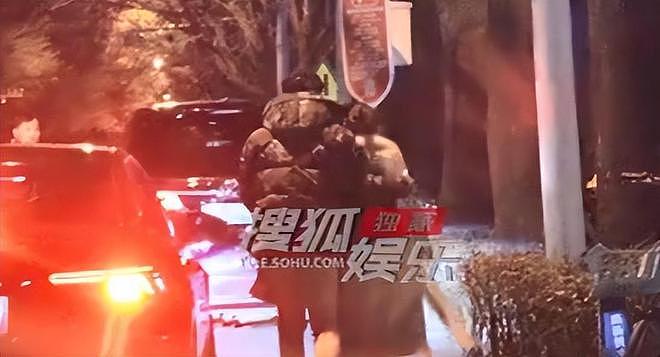 周扬青新恋情曝光：男方戴眼镜搂腰过马路，一路护送互动亲密（组图） - 7