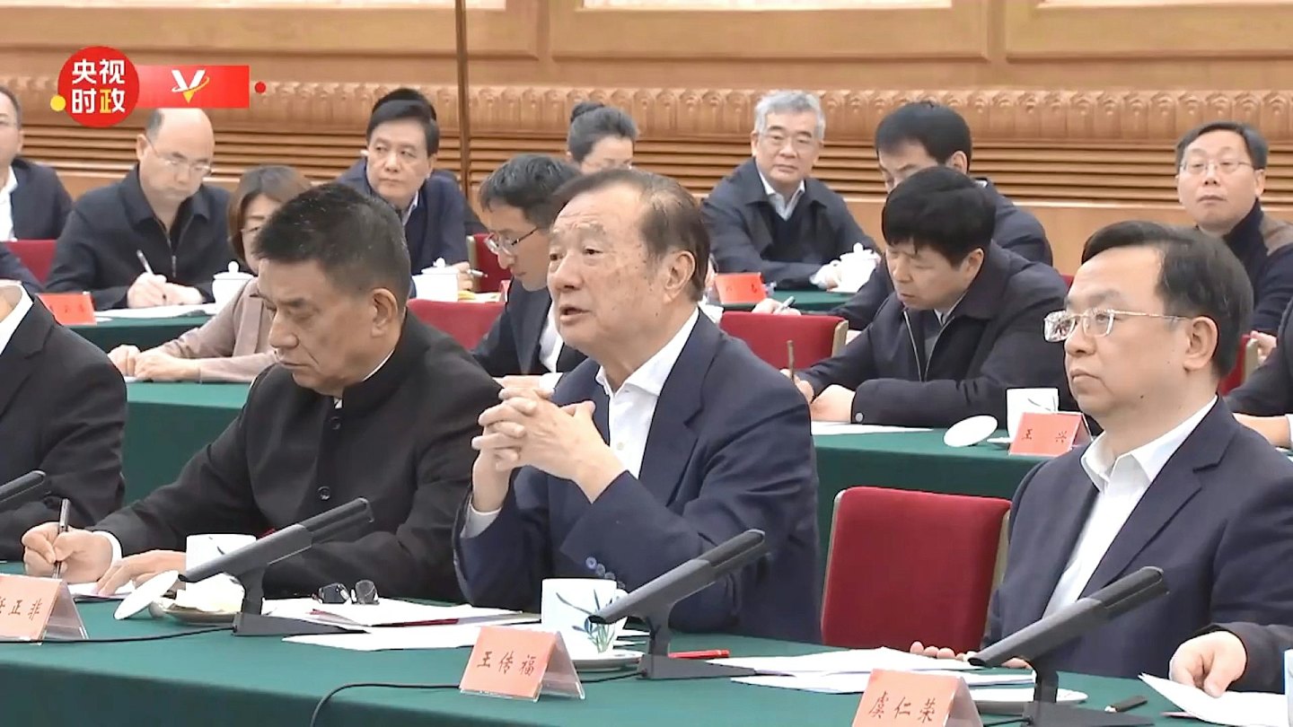 DeepSeek创办人梁文锋出席民营企业座谈会，与习近平握手画面曝光（组图） - 6