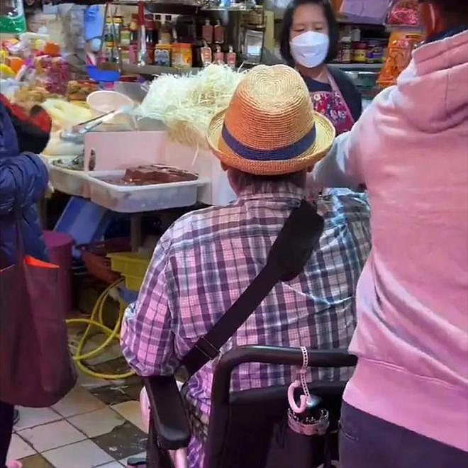 洪金宝坐轮椅看电影，穿布鞋戴草帽接地气，患病后吃素追求节俭（组图） - 17