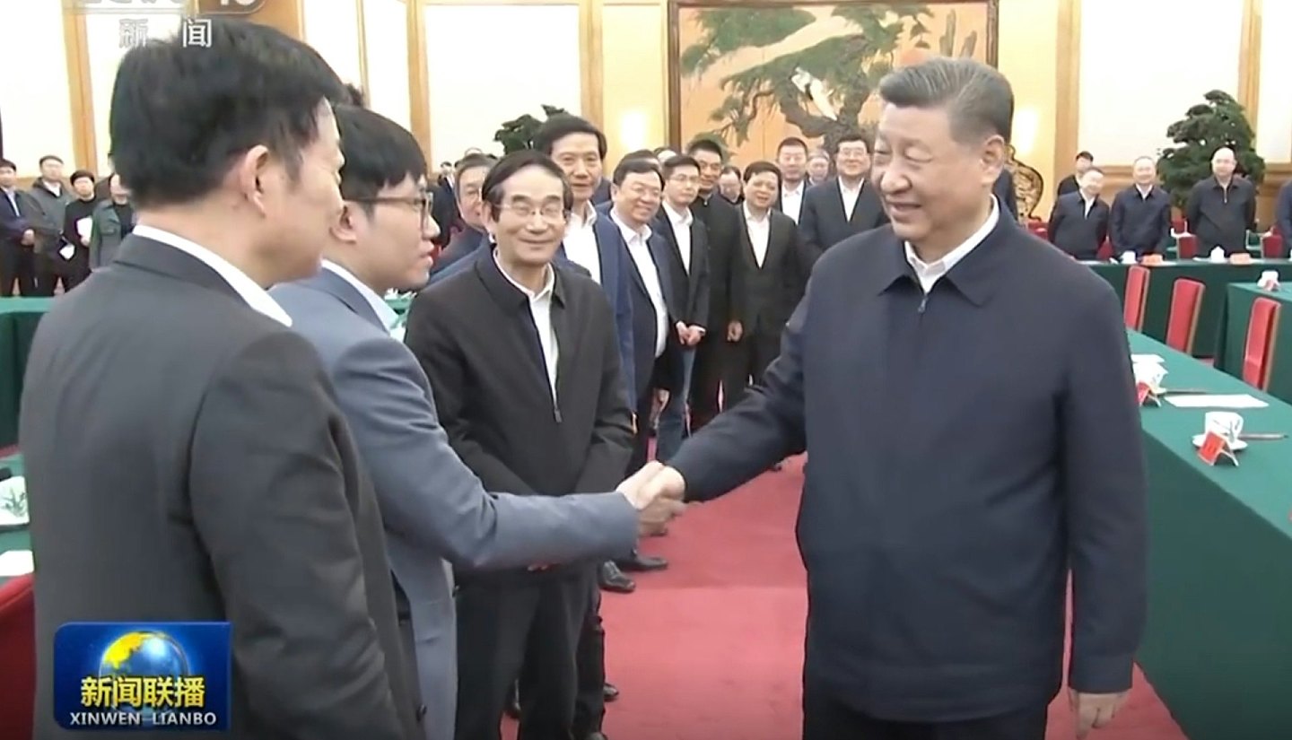 DeepSeek创办人梁文锋出席民营企业座谈会，与习近平握手画面曝光（组图） - 3