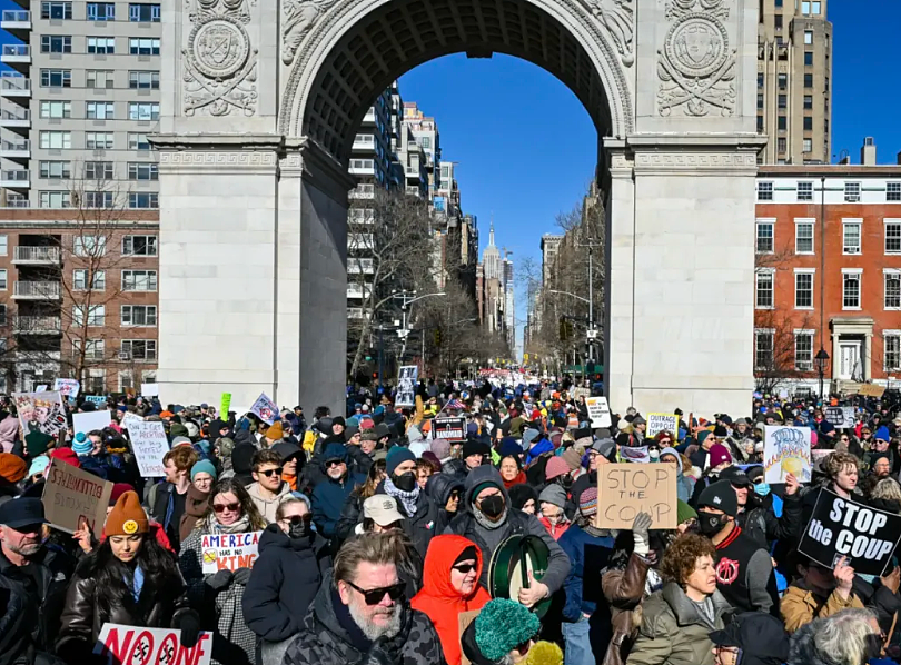 爆大规模游行！成千上万人涌上街头，怒怼特朗普新政（组图） - 1