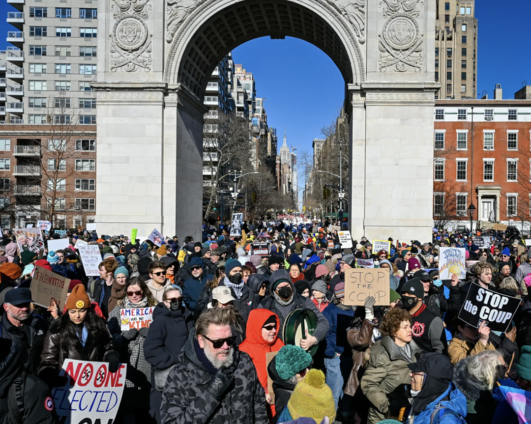 纽约爆发大规模游行！成千上万人涌上街头，“我们要总统而非国王”！（组图） - 11