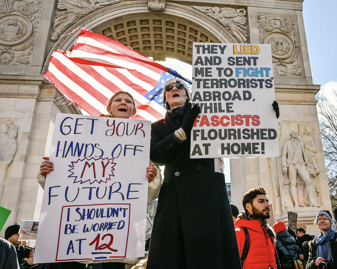 纽约爆发大规模游行！成千上万人涌上街头，“我们要总统而非国王”！（组图） - 14