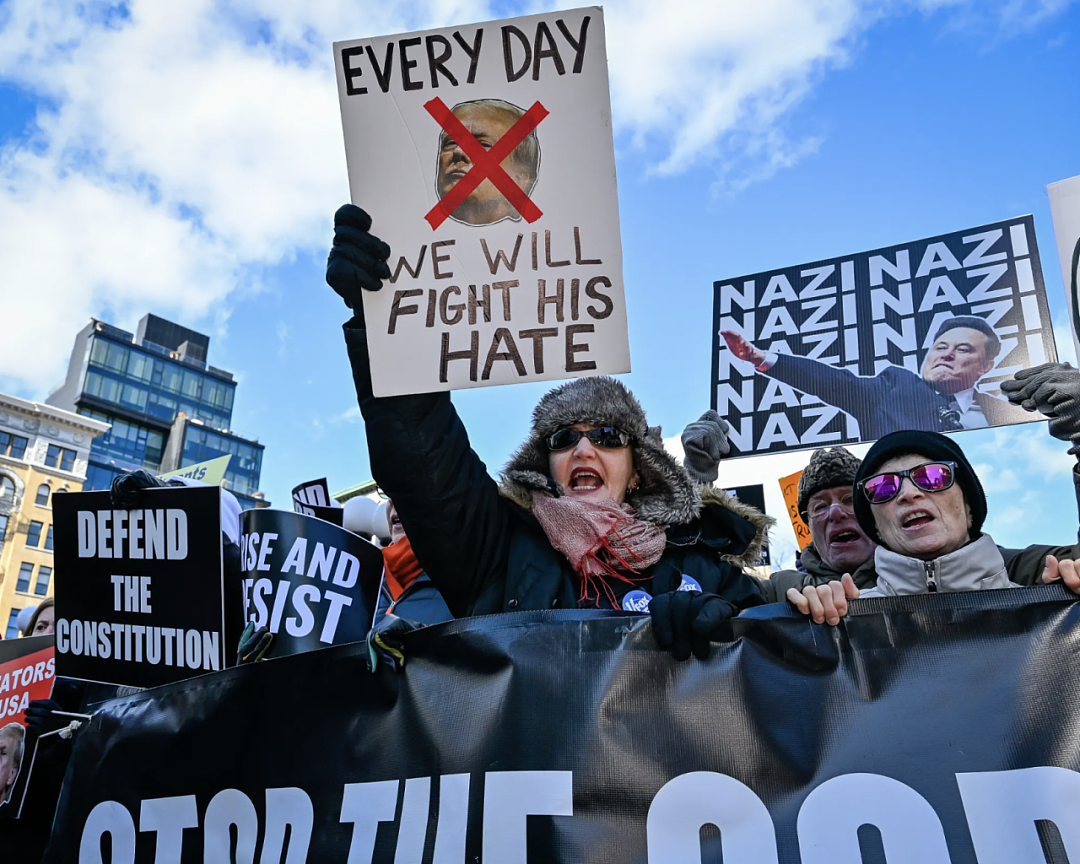 纽约爆发大规模游行！成千上万人涌上街头，“我们要总统而非国王”！（组图） - 13