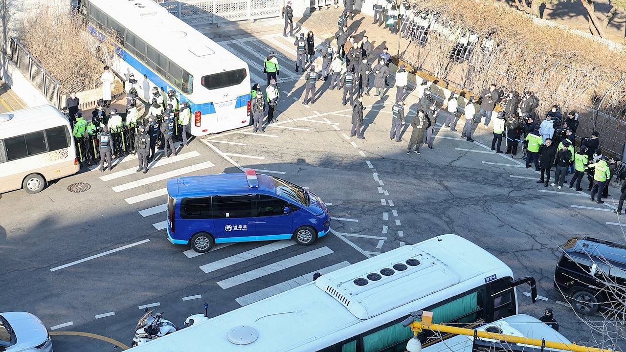 尹锡悦抵达韩国法院，首次出席内乱案庭审（组图） - 1