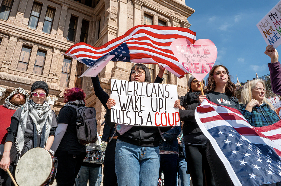 纽约爆发大规模游行！成千上万人涌上街头，“我们要总统而非国王”！（组图） - 20