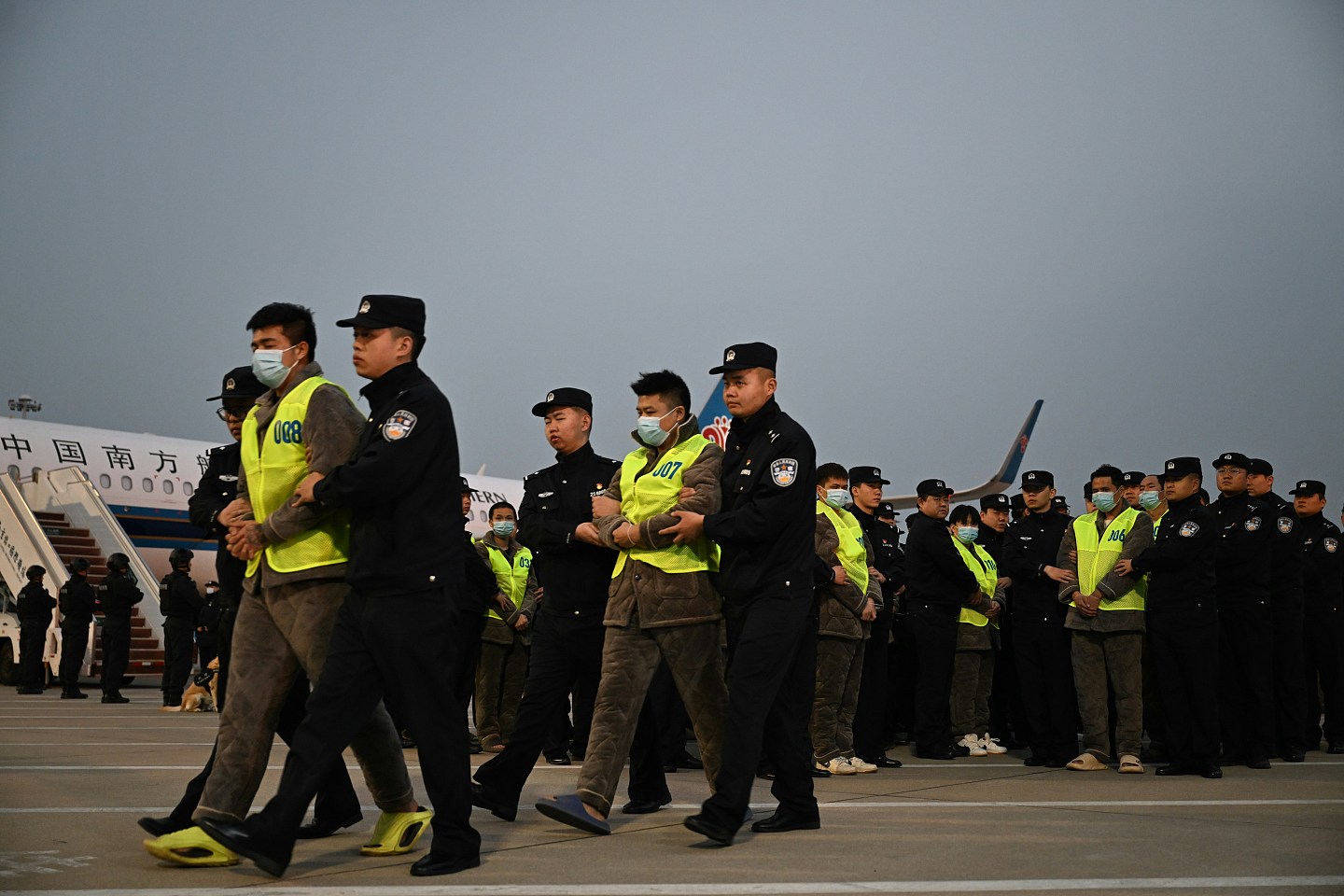 首批200名中国籍涉诈疑犯被押解回国，中缅泰合力清缴诈骗园区（组图） - 3