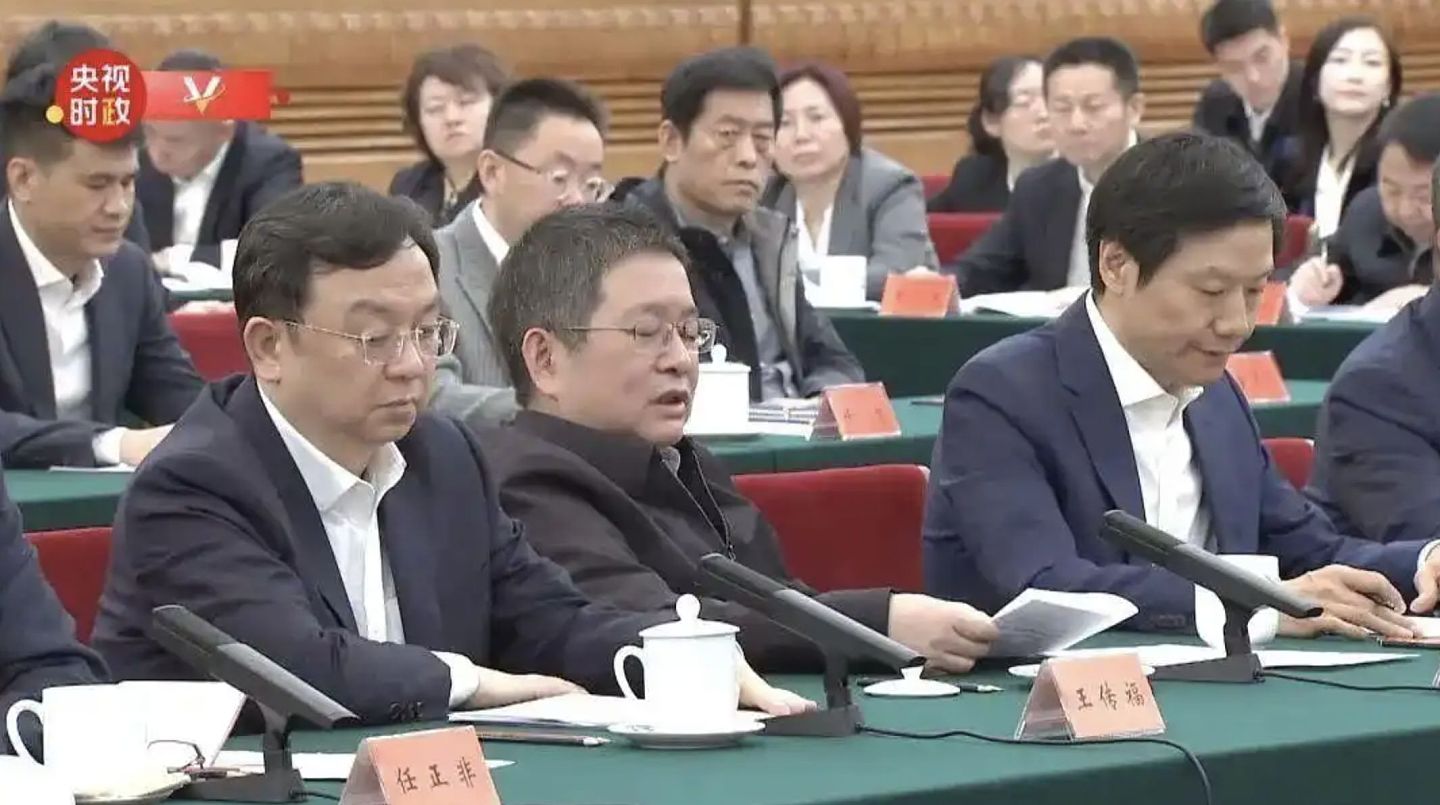 民企座谈会一人“慵懒躺姿”对习近平发言！背景曝光：芯片领袖级人物（组图） - 1