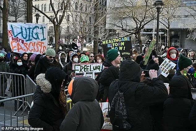 美国顶流杀手新年首现身，却因没穿袜子让网友心疼破防：巴黎世家时尚灵感Get（组图） - 7