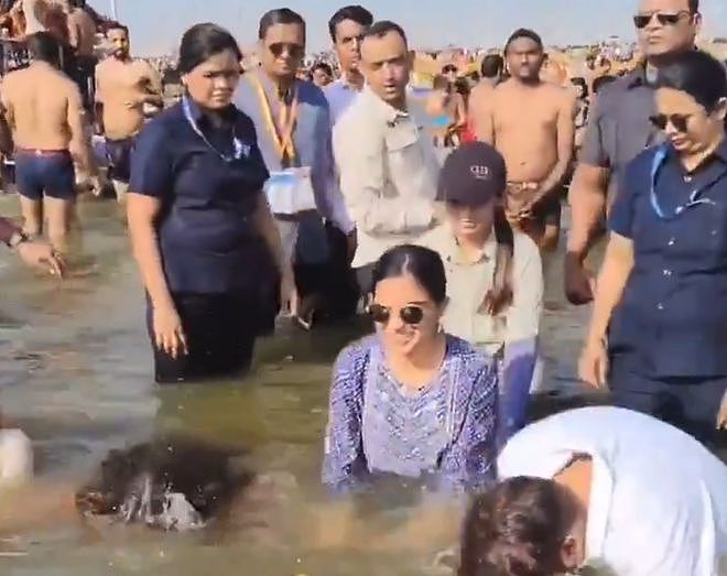 印度首富的独生女大壶节沐浴，头不入水疑嫌脏，首富太太压根没去（组图） - 3