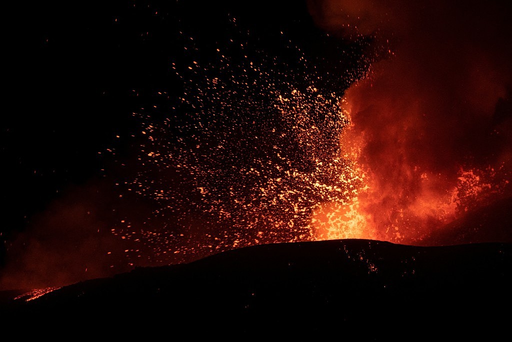 奇葩！游客在火山熔岩烤肠和煮咖啡！意大利政府为禁绝乱象，强制规定聘请地陪（视频/组图） - 22