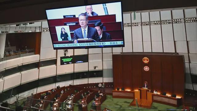 香港预算案2025：赤字仍达872亿，公务员全体冻薪，削减教育等多种开支（组图） - 1