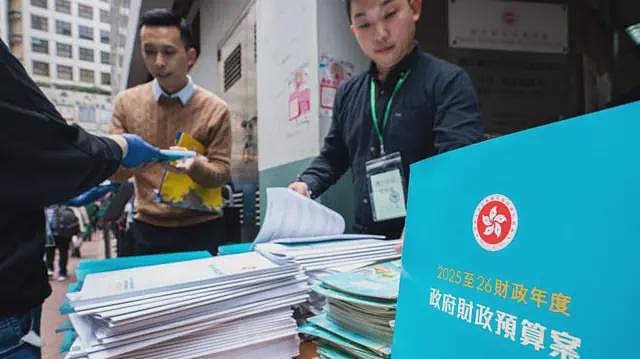 香港预算案2025：赤字仍达872亿，公务员全体冻薪，削减教育等多种开支（组图） - 2