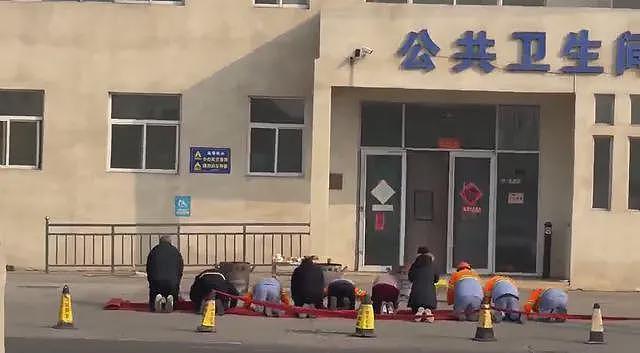 山东一公厕门口环卫工集体下跪，街道办回应（视频/组图） - 1