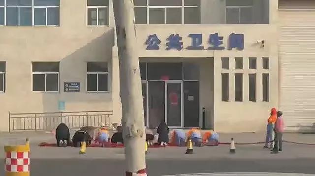 山东一公厕门口环卫工集体下跪，街道办回应（视频/组图） - 2