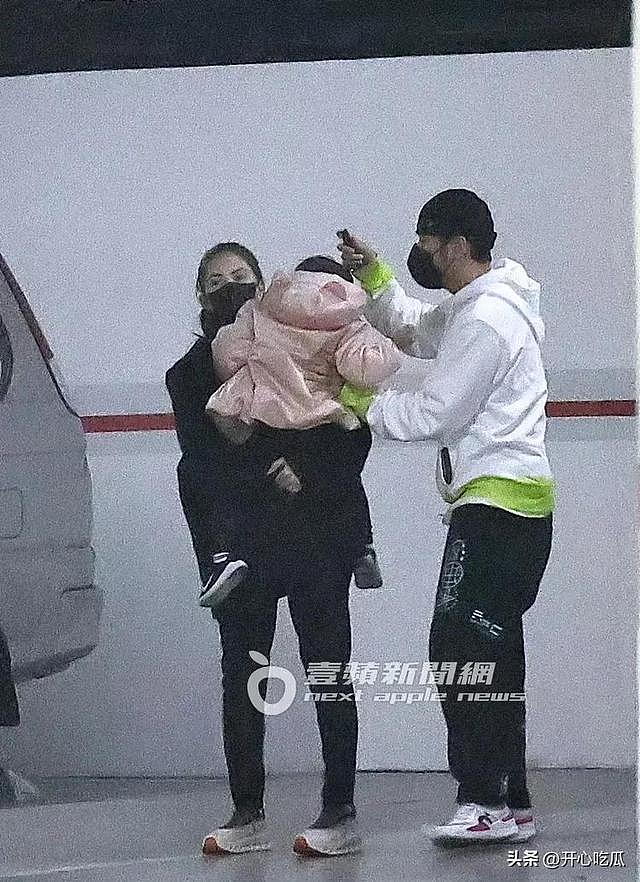 周杰伦一家五口外出吃饭，周董抱着2岁小女儿，9岁大女儿身高惊人（组图） - 5