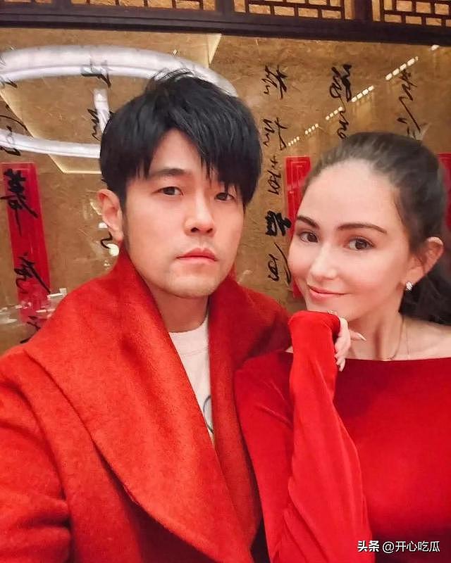 周杰伦一家五口外出吃饭，周董抱着2岁小女儿，9岁大女儿身高惊人（组图） - 1