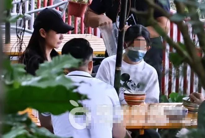 大S去世后女儿首露面，和汪小菲夫妇爬山开怀大笑，被牵手成团宠（组图） - 1