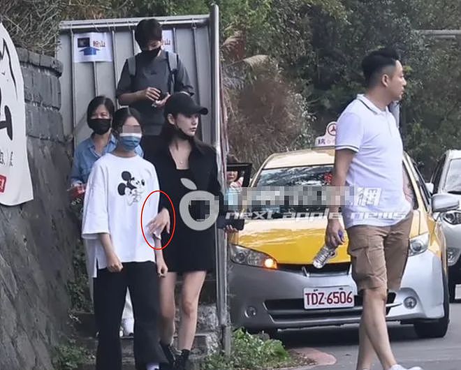 大S去世后女儿首露面，和汪小菲夫妇爬山开怀大笑，被牵手成团宠（组图） - 13