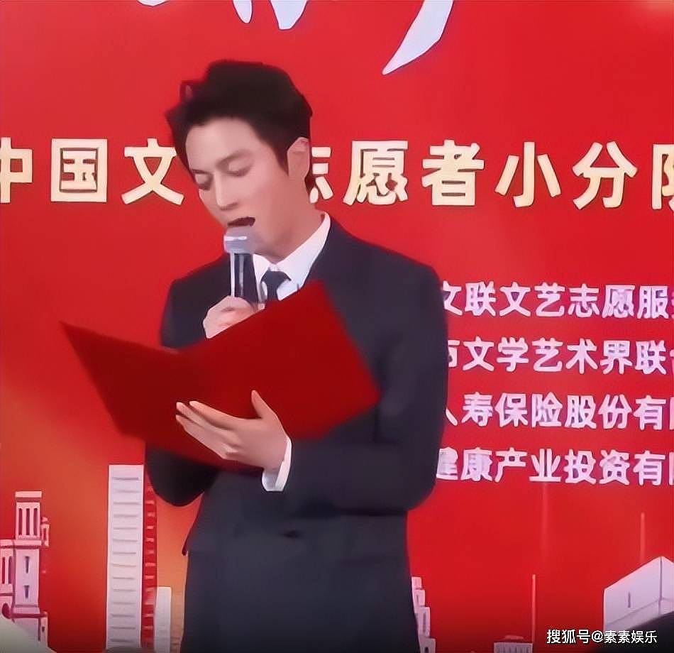 陈晓离婚后首现身：穿西装微笑登台致辞，认真对待工作，状态很好（组图） - 2