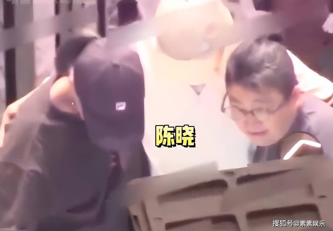 陈晓离婚后首现身：穿西装微笑登台致辞，认真对待工作，状态很好（组图） - 9