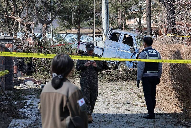 爆炸瞬间曝光！韩国F-16战机误投弹到住宅区酿15伤，卡车开到一半遭炸翻（视频/组图） - 1