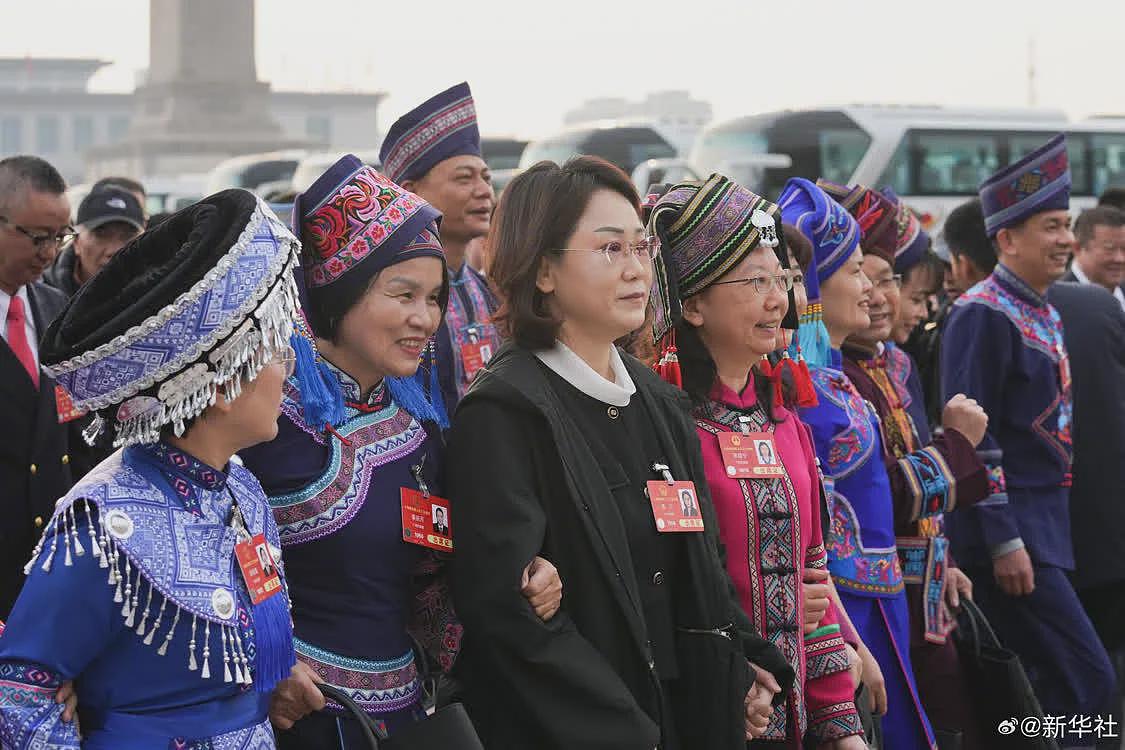 中国全国人大代表走向会场，现场图来了（组图） - 1