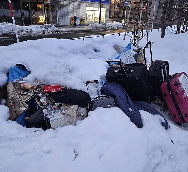 北海道路边堆满废弃行李箱！一查竟是中国游客乱丢？这习惯让日本旅宿业超头痛（组图） - 4