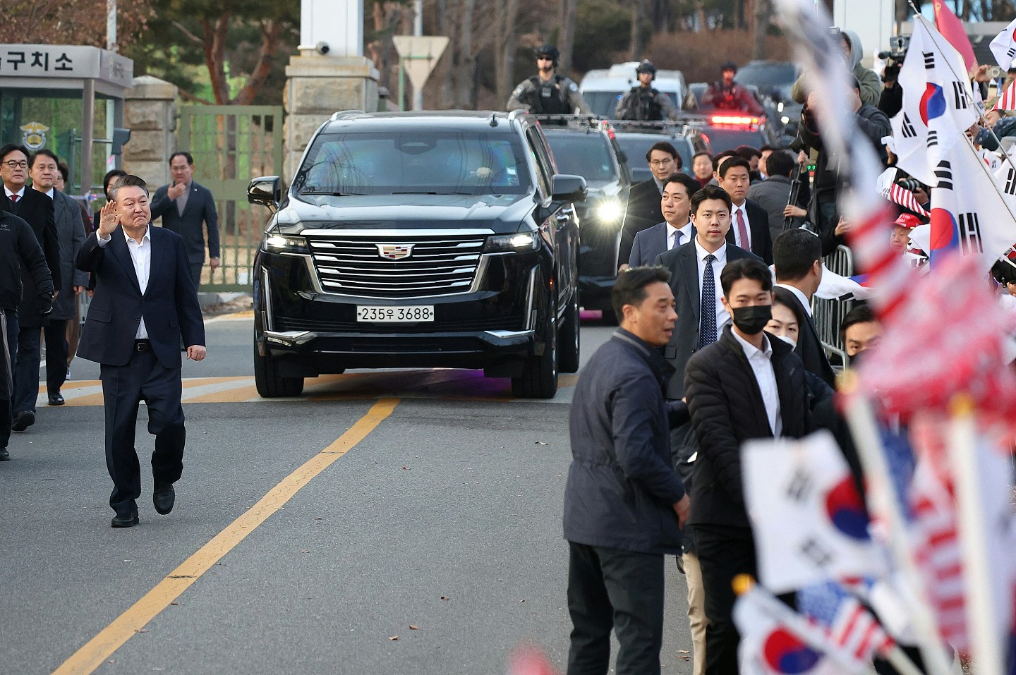 韩国检方不就法院撤销拘留上诉，尹锡悦获释离开首尔拘留所（组图） - 1