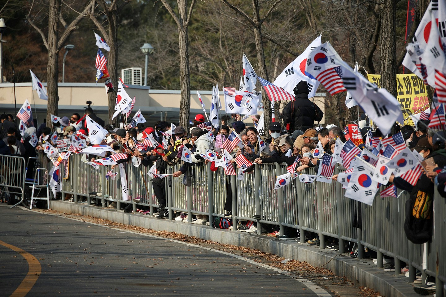 韩国检方不就法院撤销拘留上诉，尹锡悦获释离开首尔拘留所（组图） - 3