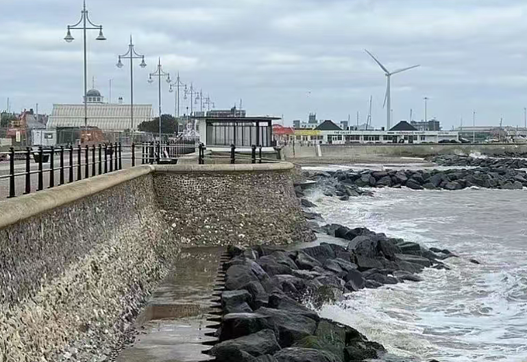 绝望！女子摔倒头被卡进石缝，海水涨潮浸没，众人目睹她活活溺死（组图） - 2