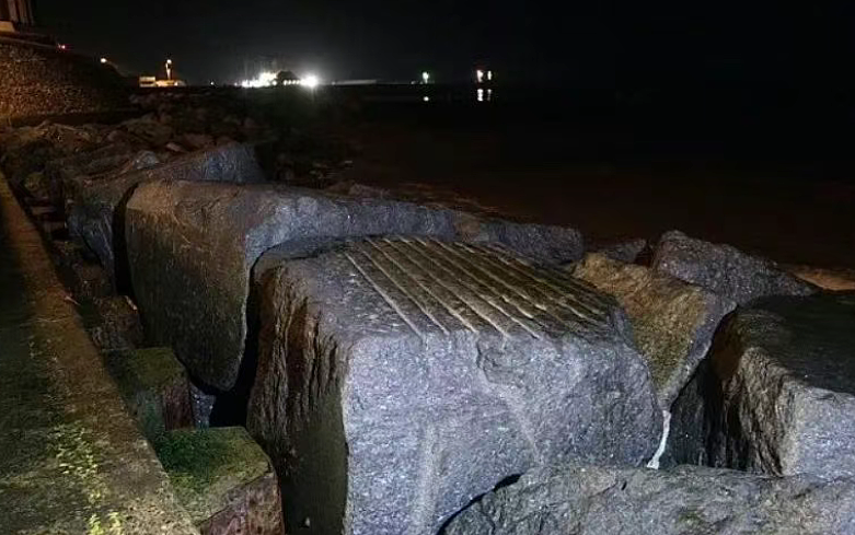 绝望！女子摔倒头被卡进石缝，海水涨潮浸没，众人目睹她活活溺死（组图） - 5