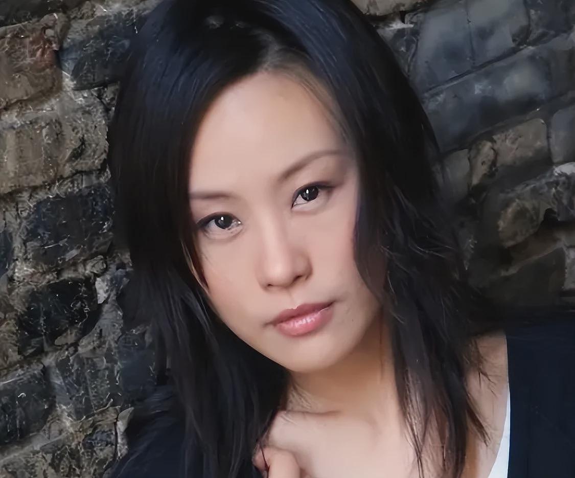 她被评是最性感的华裔女星，20岁孤身闯好莱坞，嫁美国秃头导演（组图） - 3