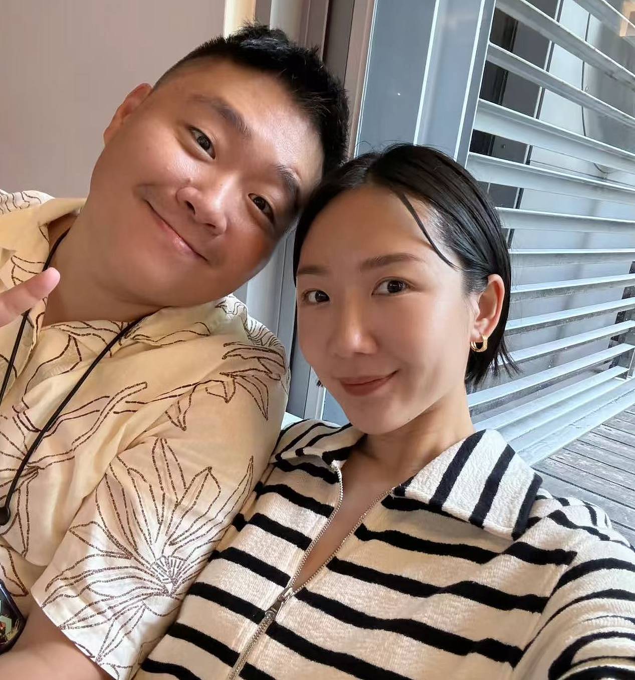 郝劭文当爸爸了，用手环抱妻子跟初生女儿，深情表白：辛苦老婆（组图） - 12