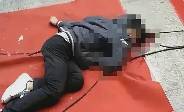 广东初二男孩被5名同学围殴，父亲抡起铁棍将其中一名活活打死，判决结果出来后，网友不淡定了…（组图） - 1