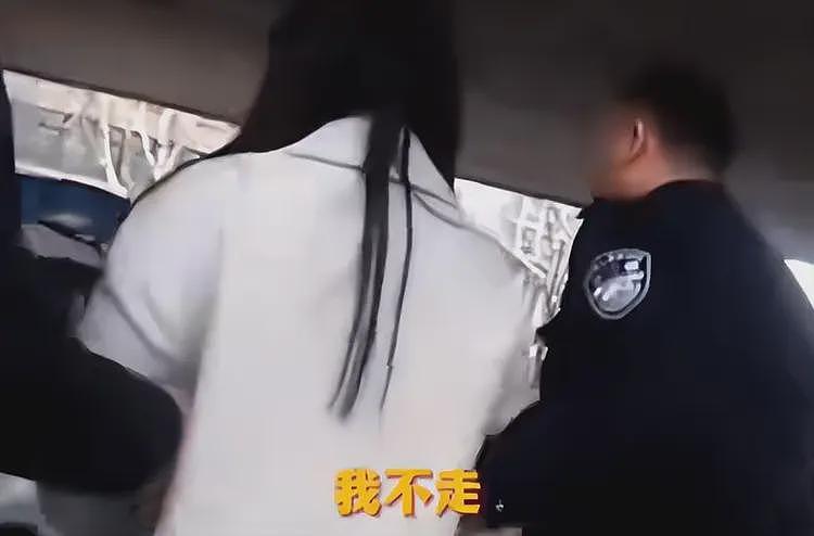 女子多次偷窃奢侈品包，落网后下跪求饶崩溃大哭，称怕影响考公（组图） - 5