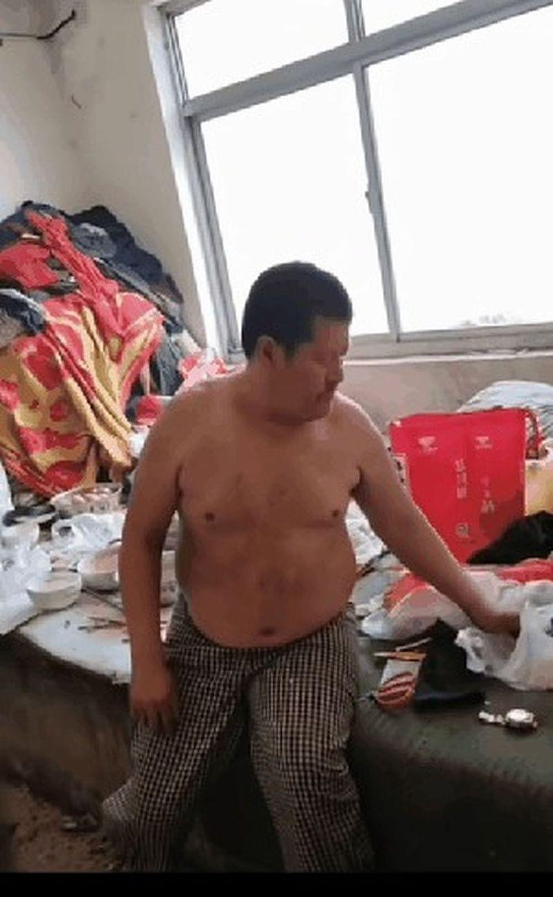 中国版楚门世界，河北智障男被全村24小时跟拍直播（组图） - 1