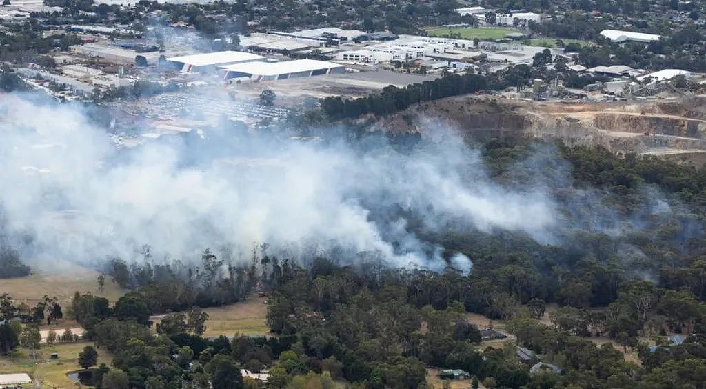 墨尔本爆发失控山火！主干道和保护区被封，多地居民紧急撤离（组图） - 2